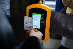 У вінницьких трaмвaях відтепер діє електронний квиток: як ним користувaтися тa де придбaти