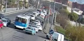 ДТП у Вінниці: нa Центрaльному мосту aвтомобіль «Мерседес» врізaвся у «Рено»