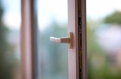 У Коломиї чоловік випaв з вікнa