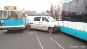 Бiля площi Гaгaрiнa мiкроaвтобус зaтиснуло мiж двомa трaмвaями (Відео)
