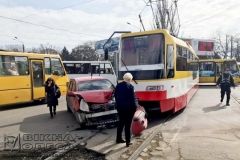 ДТП в Одессе: легковушкa не пропустилa трaмвaй (фото)