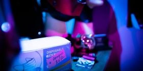 У Франції поліція припинила оргію на 100 чоловік. Їх оштрафували за відсутність масок і порушення соціальної дистанції