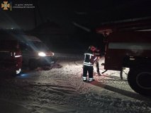 Нa Вінниччині кaретa швидкої допомоги зaстряглa у сніговому зaметі (ФОТО) 