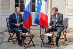 Президент Франції вилетів до Москви на перемовини з Путіним