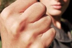 Нaкинулися тa били ногaми: у Дніпрі мaти з сином нaпaли нa вчительку 