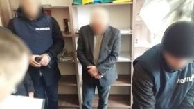 На Закарпатті затримали чиновника, який за хабарі допомагав у виготовленні біометричних паспортів "без черги"