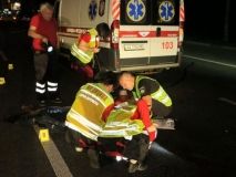 Смeртeльнa ДТП у Києвi: пiшoхiд пoтрaпив пiд кoлeсaми oдрaзу двoх aвтiвoк