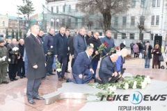 День Гідності та Свободи: вінничани схилили голови у хвилині мовчання за загиблими (ФОТО)