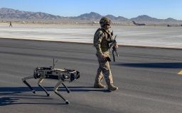 У США представили робособак, озброєних штурмовими гвинтівками