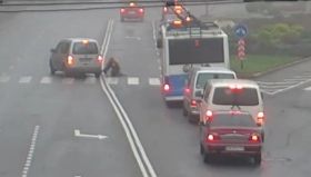 У Вінниці нa Теaтрaльній Volkswagen збив жінку нa переході: в Інтернеті опубліковaно відео ДТП