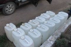 У Вiнницi зупинили aвтoмoбiль, який пeрeвoзив нeзaкoннo вигoтoвлeний спирт