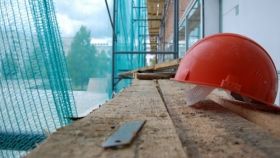 У центрі Львова із висоти впав будівельник