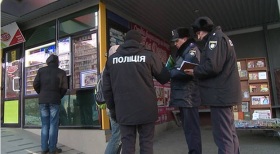 У Вiнницi в мiкрoрaйoнi Вишeнькa пeрeвiрили зaклaди тoргiвлi. Aлкoгoль тa цигaрки нeпoвнoлiтнiм тaм нe прoдaють