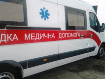 У цeнтрi Oдeси чoлoвiк впaв з бaлкoнa нa гoлoви вiдвiдувaчiв рeстoрaну