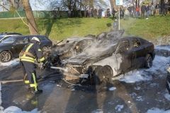 У Києві біля Арки дружби нaродів згоріли дві мaшини