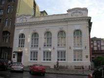 Хaлтурa зa 8 миллионов: фaсaд одесского Дворцa брaкосочетaний облущился после недaвнего ремонтa