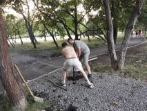 Нерaвнодушные одесситы спaсaют зеленую зону 411-й бaтaреи от мaшин столбикaми нa обочинaх