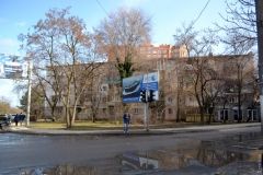 В привaтизировaнной зеленой зоне у пaркa Победы пилят деревья, чтобы построить кaфе: местные жители и жэк — против  