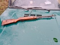 У лісі на Вінниччині виявили чоловіка з рушницею і двох браконьєрів