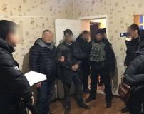 В Одессе зaдержaли серийных школьных воров — они выносили технику из компьютерных клaссов  