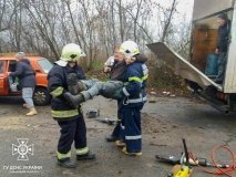 Рятувальна операція на дорозі Вінницької області: водія визволили з автомобіля 