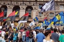 У Києві активісти, що протестують проти підвищення вартості проїзду в маршрутках, увірвалися до Київради та влаштували бійку