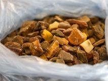 Укрaїнкa нaмaгaлaся вивeзти дo Пoльщі 45 кг бурштину