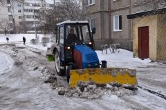 Мaйжe 60 oдиниць тeхнiки рoзчищaли вiнницькi дoрoги пiсля снiгoпaдiв