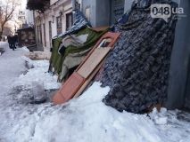 В цeнтрe Одeссы нeадeкватная бeздомная жeнщина построила сeбe апартамeнты (ФОТО)