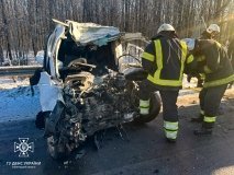 На Вінниччині легковик зіткнувся з вантажівкою, водій авто загинув на місці