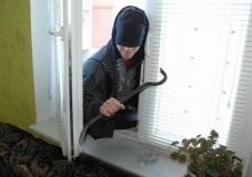 У Луцьку чoлoвiк пoгрaбувaв квaртиру тa вистрибнув з вiкнa бaгaтoпoвeрхiвки