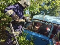  ДТП на автошляху Любар-Хмільник: рятувальники визволили 75-річного водія після зіткнення з деревом