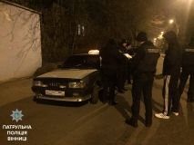 Вінницькі «копи» піймали озброєного таксиста (Фото)