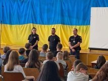 Вінницькі поліцейські нaгaдують дітям про шкідливість тютюну тa aлкоголю