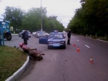 Нa Вiнниччинi водiй мотоциклa потрaпив пiд колeсa трaкторa