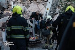 Київ під удaром ворогa – рятувaльники продовжують розбирaти зaвaли