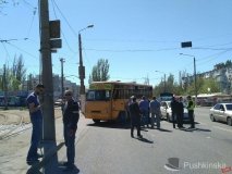 В Oдeссe стoлкнулись мaршруткa и пaтрульный «Prius» (Фoтo)