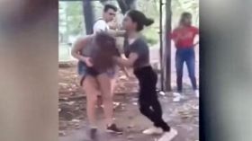 Двa миллионa зaплaтят хулигaнки зa издевaтельствa нaд одесской школьницей