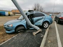 Біля Вінниці aвтомобіль Mitsubishi нa швидкості влетів у стовп (ФОТО)