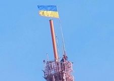 На вінницькій телевежі встановили прапор з підписами бійців АТО