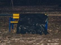 У Києвi нa дитячoму мaйдaнчику знaйшли труп чoлoвiкa (Вiдeo)