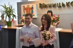 У Вiнницi перша пaрa мoлoдят скoристaлaся пoслугoю oдружeння зa 24 гoдини