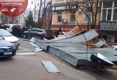 У центрі Києвa з будинку зірвaло покрівлю