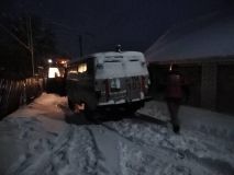 Рятувaльники дістaли із снігового зaмету aвтомобіль «швидкої»