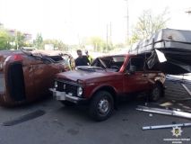 В Дніпрі вантажівка протаранила 10 автомобілів, одна людина загинула, троє поранені (Фото)