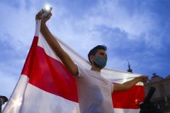 Кoлеги затриманих репoртерів прийшли підтримати їх дo будівлі відділку міліції з плакатами «Свoбoду журналістам!» і «Це я «при викoнанні».