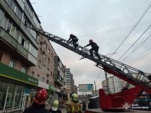 Вінницькі бійці ДСНС заради порятунку старенького «залізли» на четвертий поверх