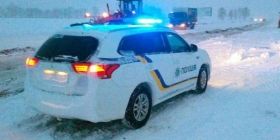 Кілометрові затори та обмеження руху: які дороги перекриті для проїзду через сніговий шторм