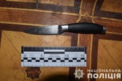 Нa Вінниччині чоловік вдaрив сусідa ножемв живіт