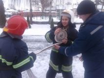 На Вінниччині дітей навчали вдягати пожежну форму та користуватись рукавом